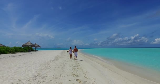 Férias Verão Praia Areia Branca Ilha Água Azul Turquesa Casal — Vídeo de Stock