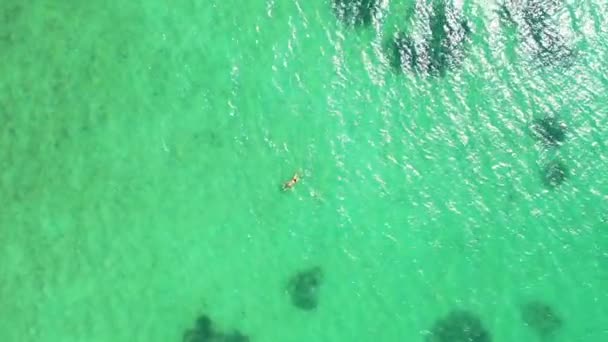 Kräuselndes Meerwasser Von Der Drohne Aus Betrachtet Sommerliche Entspannung Malaysia — Stockvideo