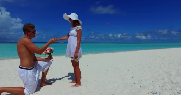 Jeune Homme Tient Genoux Tient Bouquet Fleurs Tient Fillette Sur — Video