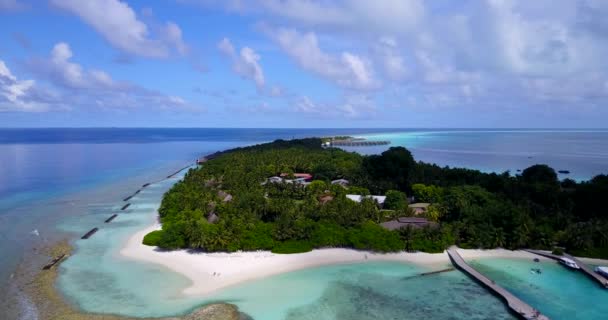 Grüne Insel Mit Buhnen Und Stegen Sommerreise Auf Bali — Stockvideo