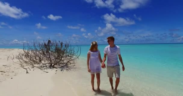 Szczęśliwa Para Budzi Się Tropikalnej Plaży — Wideo stockowe
