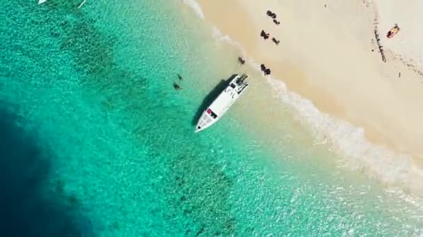 Vue Dessus Des Touristes Près Yacht Blanc Sur Plage Paysage — Video