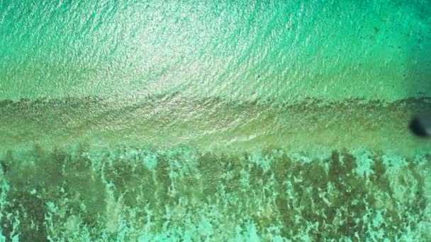 Blick Von Oben Auf Das Türkisfarbene Meer Mit Wellen Exotische — Stockvideo