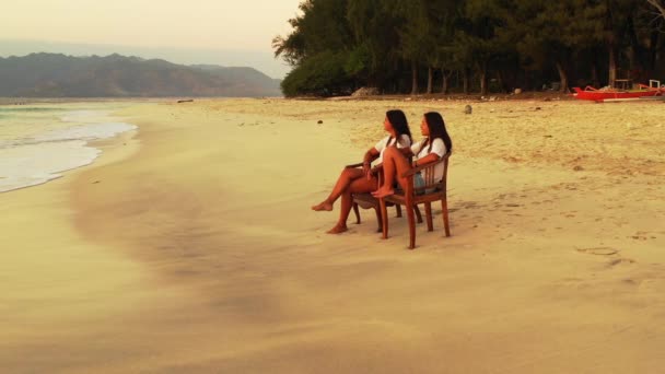 Duas Meninas Sentadas Praia Arenosa — Vídeo de Stock