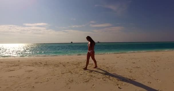 Hermosa Joven Una Playa Tropical Paradisíaca Maldivas — Vídeo de stock