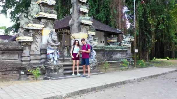 Romantisk Par Turister Med Rygsække Asiatisk Tempel Sommertid Rejsekoncept – Stock-video