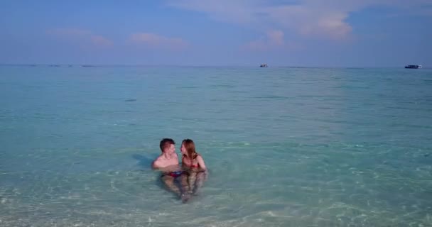 Bela Costa Virgem Mar Azul Praia Areia Branca Casal Relaxante — Vídeo de Stock