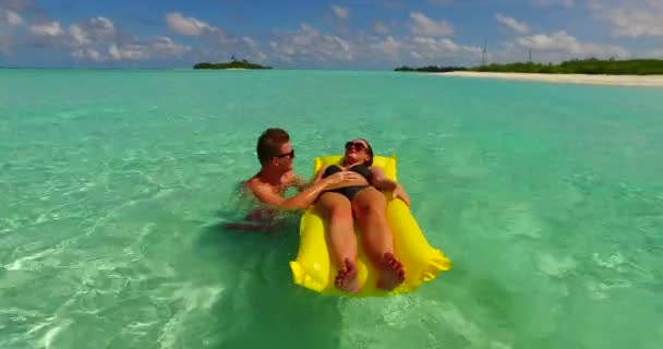 Egy Fiatalember Úszik Barátnőjével Matracon Tengervízben Gyönyörű Pár Pihen Trópusi — Stock videók