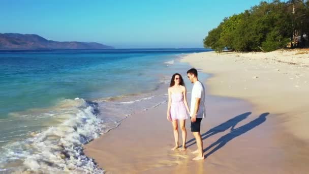 Preciosa Pareja Joven Disfrutando Vacaciones Relajarse Hermosa Playa Tropical Cerca — Vídeo de stock