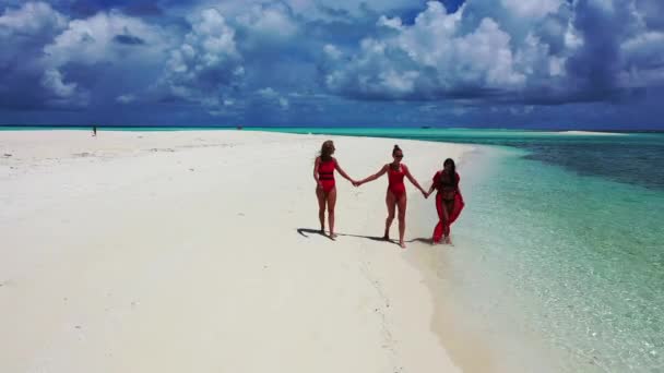 Mujeres Disfrutando Vacaciones Lujoso Resort Con Paisaje Tropical Cerca Playa — Vídeo de stock