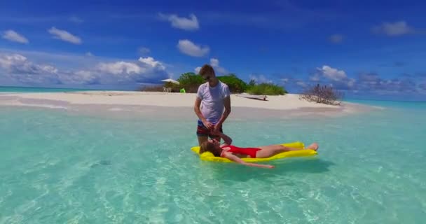 Casal Jovem Relaxante Oceano Azul Praia Areia Branca Ilha Mar — Vídeo de Stock