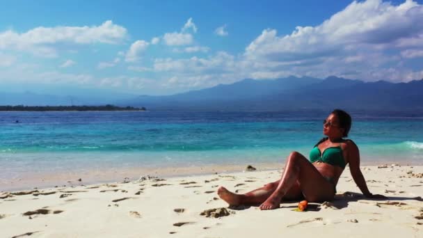 Tropik Plajda Güneşlenen Güzel Genç Bir Kadın — Stok video