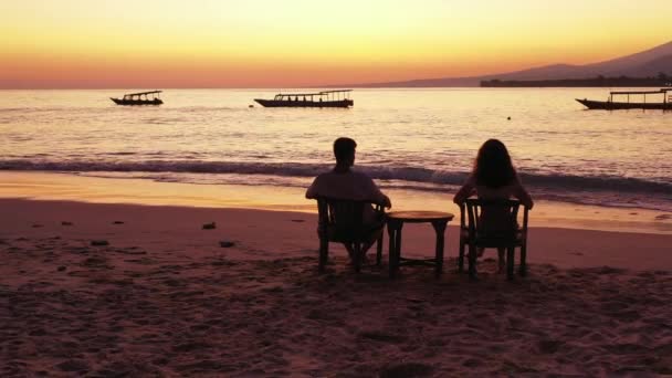 Romantyczna Para Siedząca Krzesłach Przy Stole Ciesząca Się Zachodem Słońca — Wideo stockowe