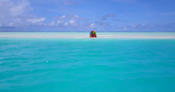 Doce Casal Abraçando Divertindo Costa Atrás Céu Azul Mar Azul — Vídeo de Stock