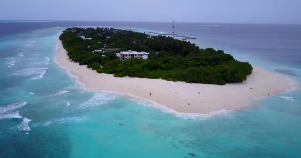 Зеленый Песчаный Остров Голубым Чистым Океаном Летний Пейзаж Бали Индонезия — стоковое видео