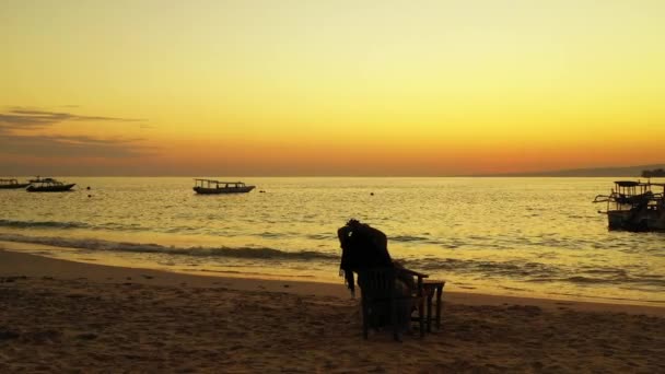 Glückliche Frau Sitzt Auf Stuhl Strand Bei Sonnenuntergang — Stockvideo