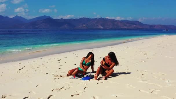 Красиві Молоді Жінки Засмагають Тропічному Пляжі — стокове відео