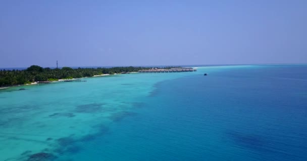 Blick Auf Luxuriöse Bungalows Und Transparentes Aquamarin Flachwasser Urlaub Seychellen — Stockvideo