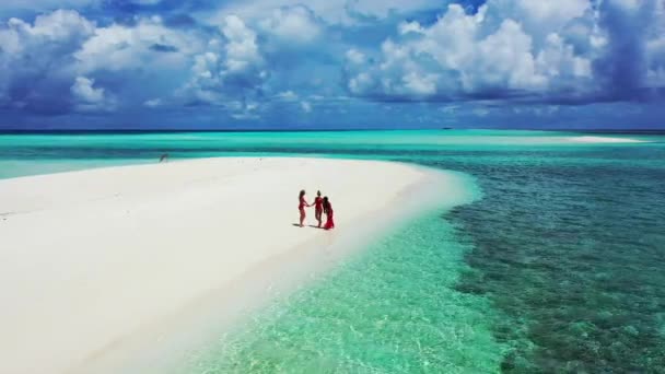 Mujeres Disfrutando Vacaciones Lujoso Resort Con Paisaje Tropical Cerca Playa — Vídeos de Stock