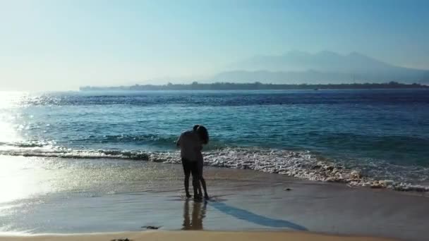 Schönes Junges Paar Genießt Urlaub Und Entspannung Schönen Tropischen Strand — Stockvideo