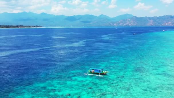 Toeristen Boten Drijven Blauwe Zee Met Bergen Achtergrond Zomer Reis — Stockvideo