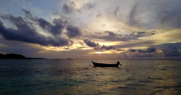Barco Solitario Mar Atardecer Naturaleza Tropical Tailandia Asia — Vídeos de Stock