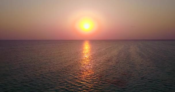 Puesta Sol Rosa Brillante Con Reflejo Mar Paraíso Veraniego República — Vídeo de stock