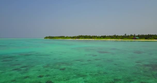 有岛屿背景的绿色海滨 在印度尼西亚巴厘享受暑假 — 图库视频影像