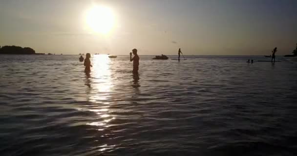 Couple Doux Relaxant Sur Plage Coucher Soleil République Dominicaine — Video