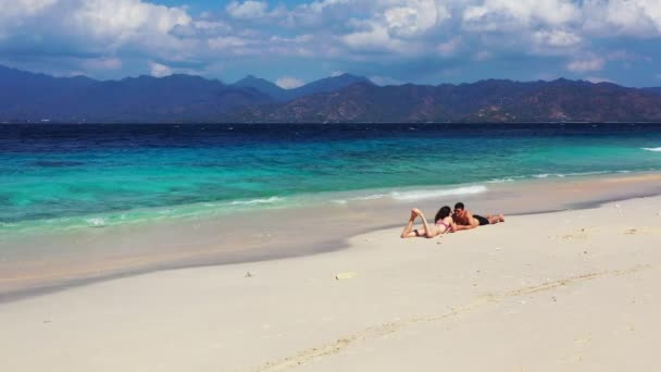 Ung Man Med Sin Vackra Flickvän Att Sola Tropisk Sandstrand — Stockvideo