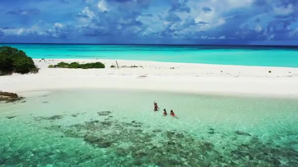 Lány Bikini Pihentető Homokos Strandon Türkiz Tenger Panama — Stock videók