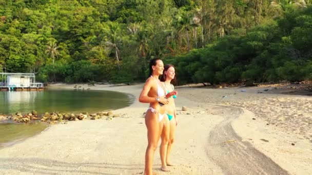 Bikinili Iki Genç Kız Deniz Kıyısında Dikilip Konuşuyorlar Tropik Tatil — Stok video