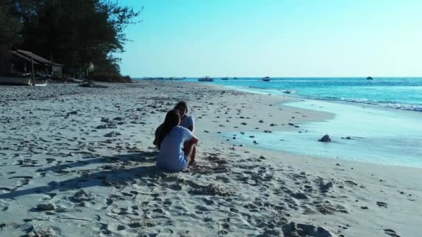 Meninas Sentadas Praia Areia Hora Dia — Vídeo de Stock