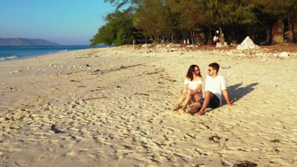 Plaża Tropikalnej Wyspy Romantyczną Parą Odpoczywającą Cieszącą Się Czasem Mężczyzna — Wideo stockowe