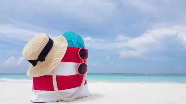 带太阳镜 帽子和拖鞋的海滩袋 印度尼西亚巴厘之行 — 图库视频影像