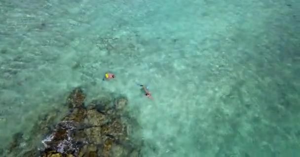 Paar Hat Spaß Kristallblauen Meer Sommertourismus Konzept — Stockvideo