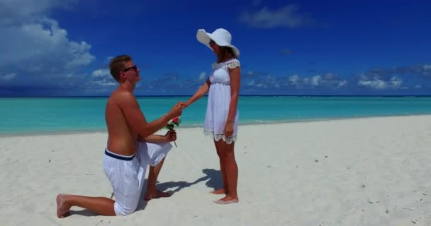 Proposta Matrimonio Coppia Amante Sul Mare Spiaggia Sabbia Concetto Matrimonio — Video Stock