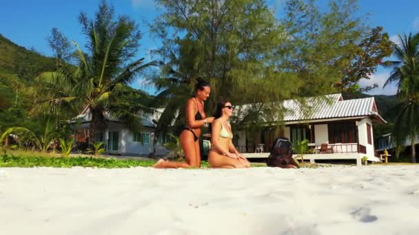 Twee Jonge Vriendinnen Zitten Aan Zandige Zeekust Zonnebaden Een Meisje — Stockvideo