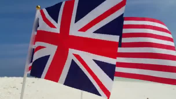 Vista Cercana Ondear Banderas Reino Unido Estados Unidos Playa Naturaleza — Vídeos de Stock
