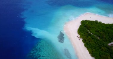İHA 'dan parlak mavi deniz manzarası. Dominik Cumhuriyeti, Karayipler 'de yaz cenneti.