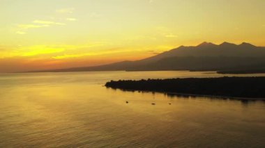 Deniz kenarında gün batımı. Tayland 'a yaz yolculuğu.