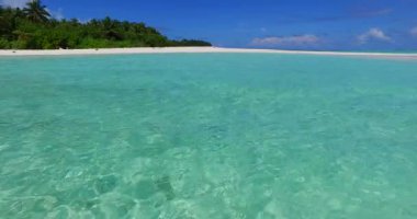 Beyaz kumlu sığ mavi su. Bora-Bora 'nın doğal manzarası.