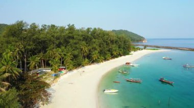 Turistlerle dolu yeşil ada. Endonezya, Bali 'deki Doğa Manzarası.  