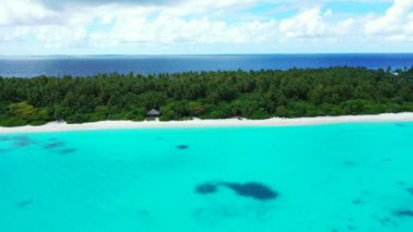 Turkuaz deniz manzaralı yeşil adalar. Bora Bora 'daki yaz sahnesi, Fransız Polinezyası.