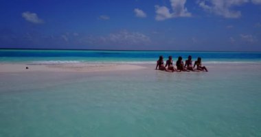 Tropik plaj tatili konsepti. Güzel ve çekici kadınlar egzotik Maldivler adasında eğleniyorlar..