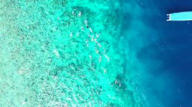 Teknenin yanında şnorkelle yüzen turistlerin en iyi görüntüsü. Tayland, Asya Manzarası.