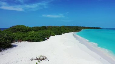 Turkuaz su ve beyaz kumlu bakir sahil manzarası. Bora Bora 'ya yaz gezisi, Fransız Polinezyası.
