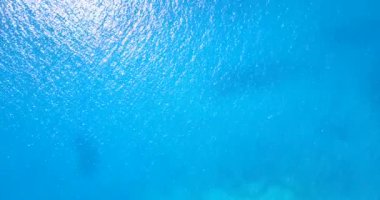 İnsansız hava aracından gözlemlenen dalgalı deniz suyu. Dominik Cumhuriyeti, Karayipler 'in şaşırtıcı doğası.