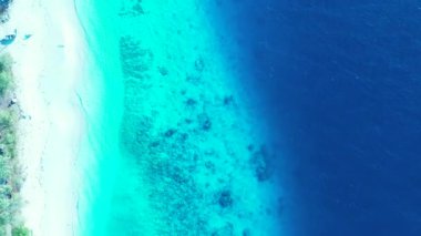 Parlak turkuaz deniz kenarı. Bora Bora 'daki tropik cennet, Fransız Polinezyası.