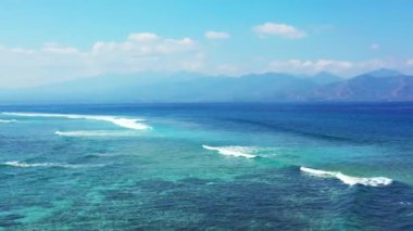 Koşan uzun deniz dalgalarına bakıyorum. Jamaika, Karayipler Manzarası.